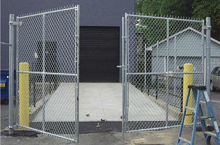 a picture of double swing gate for chain link fence